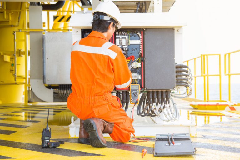 Maintenance haute tension : les 3 facteurs clés pour choisir votre prestataire